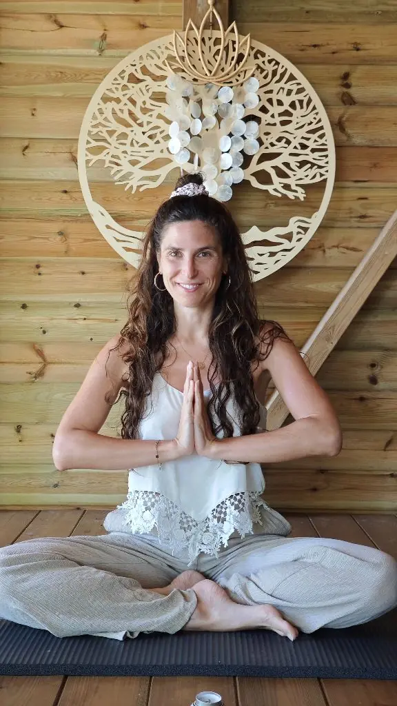 Cours de yoga à Bouillante, Guadeloupe — séance Yin et Kundalini Yoga sous l'arbre de vie au Yoga'Niti Studio
